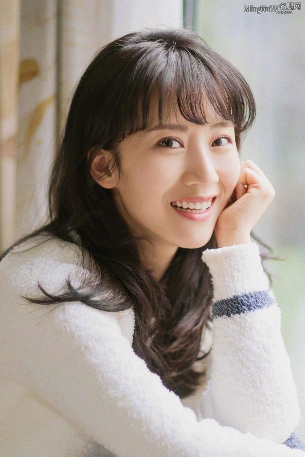 温柔气质李念居家写真露美足(5/6)