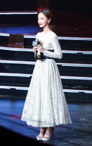 吴谨言脚踩Stuart Weitzman凉高跟鞋 车永莉为她颁奖