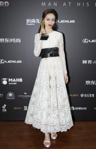 吴谨言脚踩Stuart Weitzman凉高跟鞋 车永莉为她颁奖