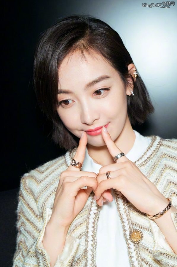 长腿美女宋茜牛仔短裙开的小叉太到位了(8/10)