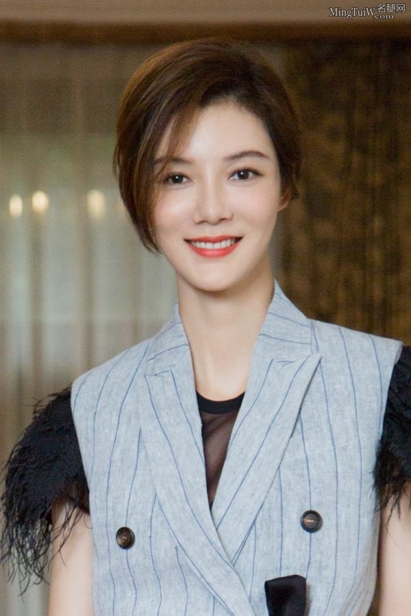 已经离婚的魅力女星车晓的露脚趾高跟鞋(2/5)