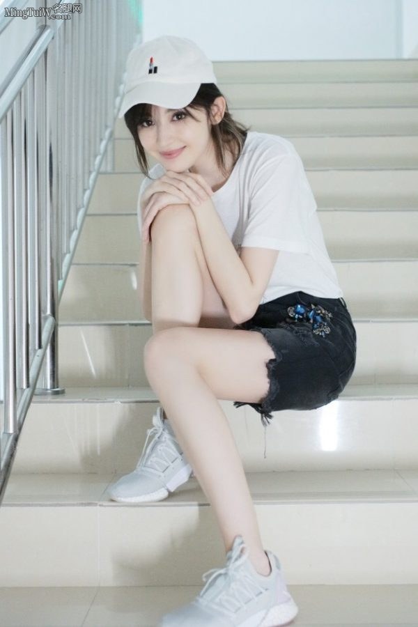 古力娜扎楼梯上摆各种姿势秀美腿尽显青春魅力(4/8)