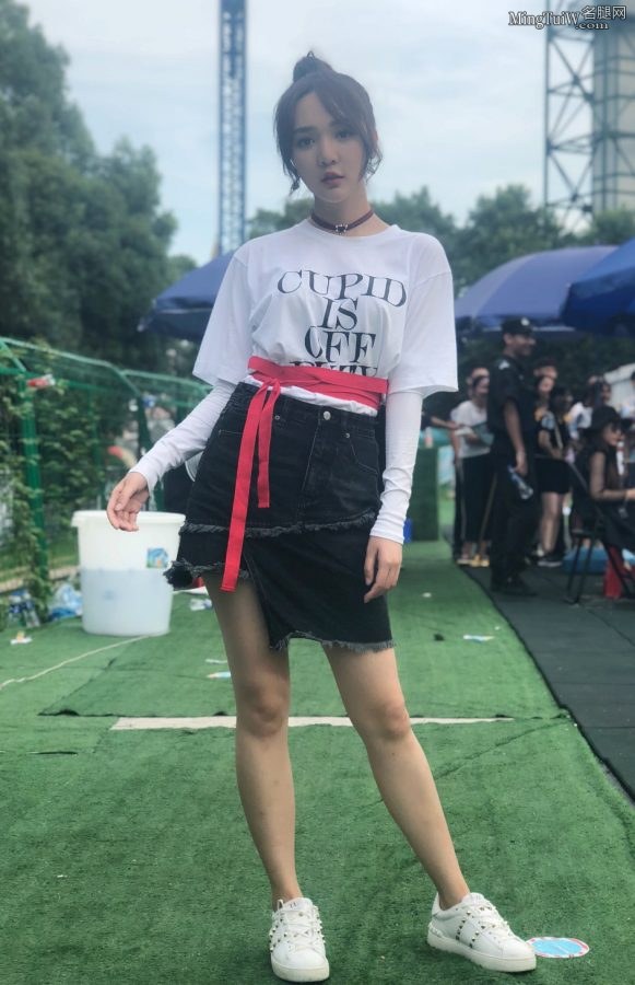 靳梦佳运动鞋美腿主持户外节目合集(6/10)
