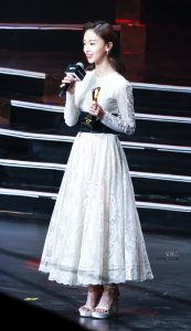 吴谨言脚踩Stuart Weitzman凉高跟鞋 车永莉为她颁奖