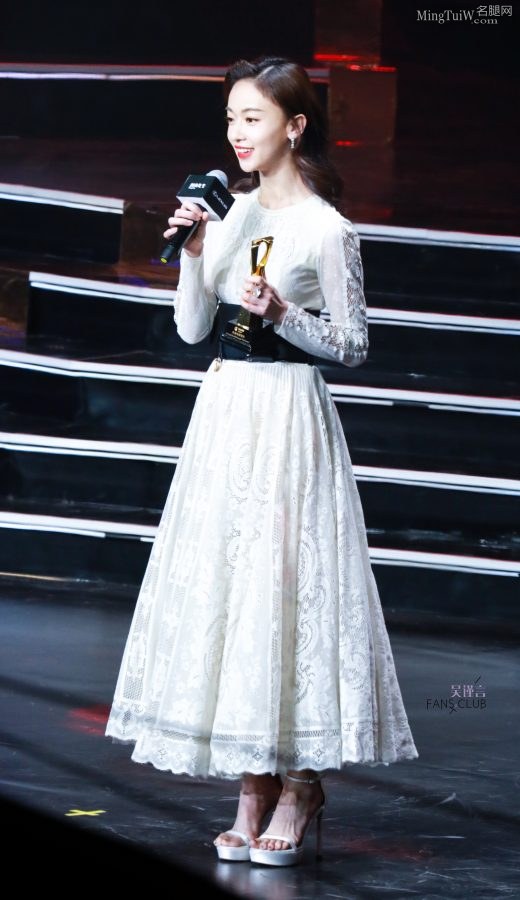 吴谨言脚踩Stuart Weitzman凉高跟鞋 车永莉为她颁奖(10/20)
