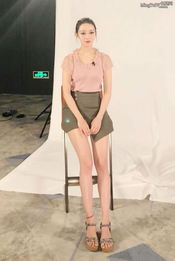 吉娜·爱丽丝纤细修长的美腿太顶了(1/1)
