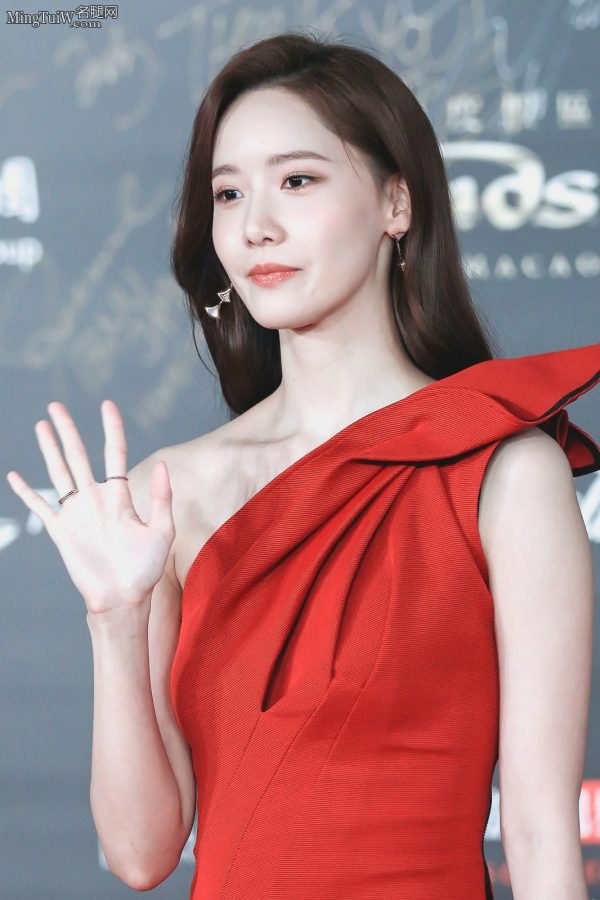 韩国人气美女林允儿一袭鲜红色开叉礼服露出长腿白足(22/48)
