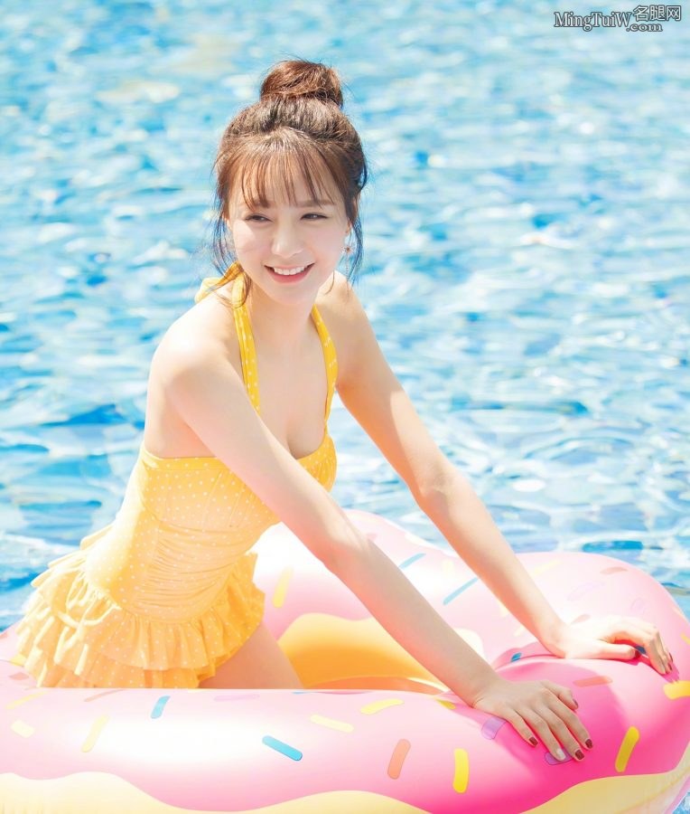 沈梦辰泳池里清凉泳装陪你度过炎炎夏日 有沟是重点(4/9)