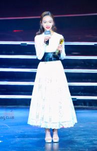 吴谨言脚踩Stuart Weitzman凉高跟鞋 车永莉为她颁奖