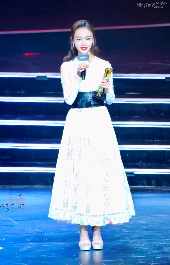 吴谨言脚踩Stuart Weitzman凉高跟鞋 车永莉为她颁奖(17/20)