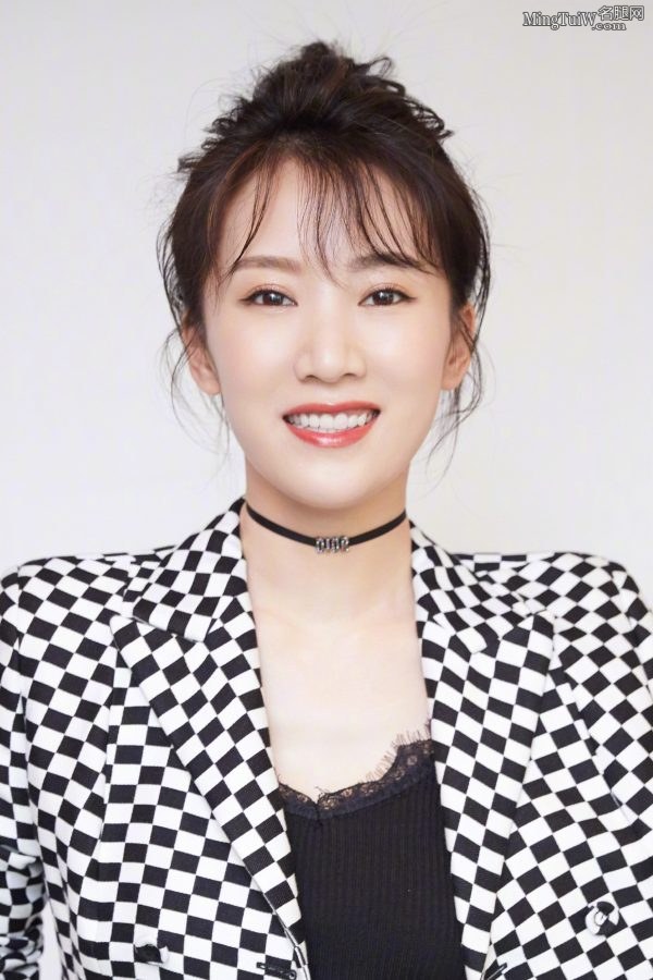 李念穿小热裤拍写真秀大白腿(7/8)