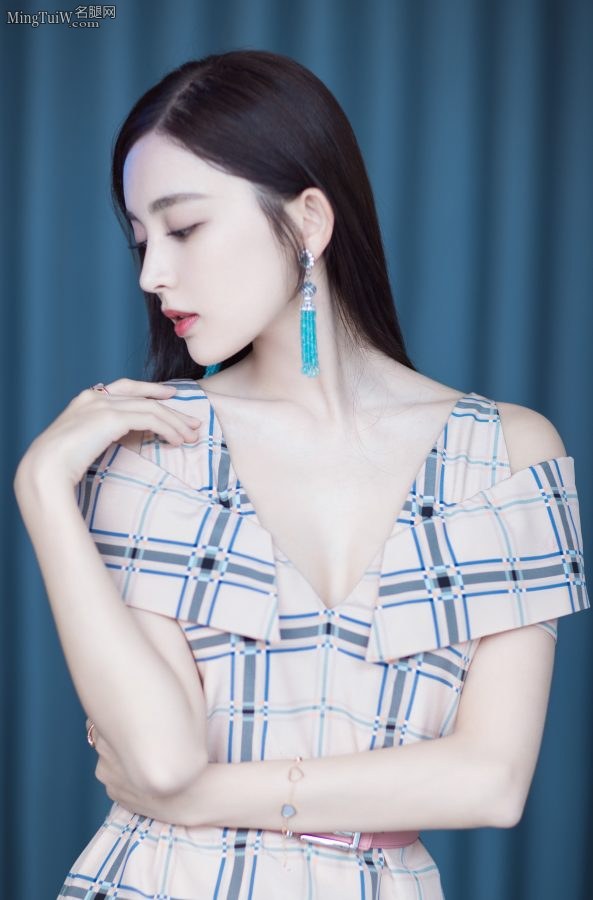Tall and charming female star Gulinazha wears a low-cut blue dress for photos(3/6)