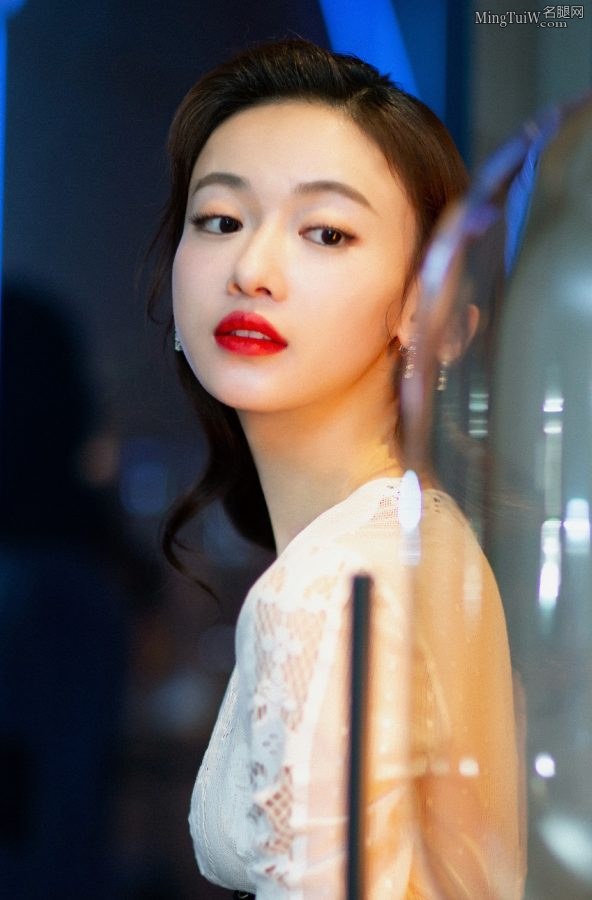 吴谨言脚踩Stuart Weitzman凉高跟鞋 车永莉为她颁奖(5/20)