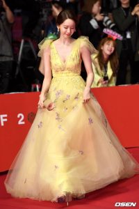 少女时代林允儿红毯上低胸礼裙气质惹人怜爱