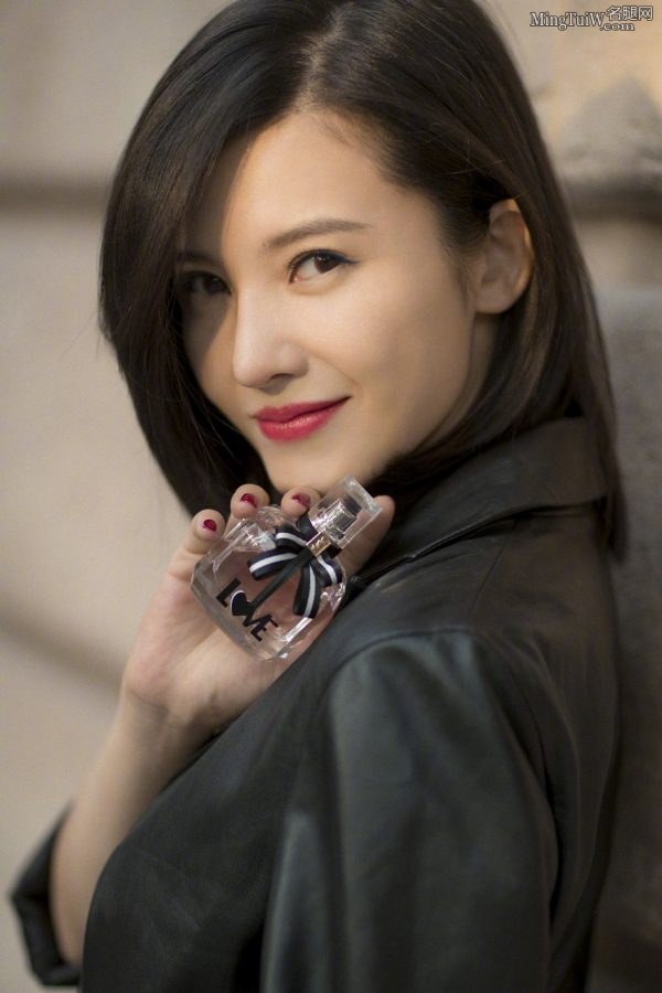 杨子姗脚踩红色细高跟纯美写真(5/5)