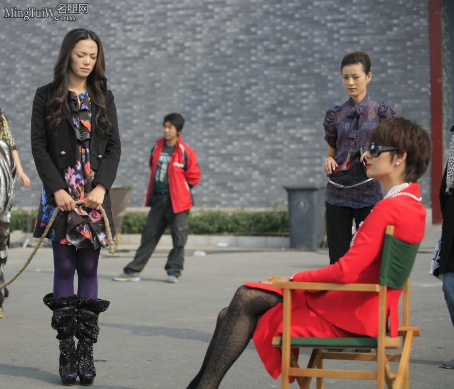 《摇摆de婚约》剧照姚晨条纹丝袜大腿(5/9)