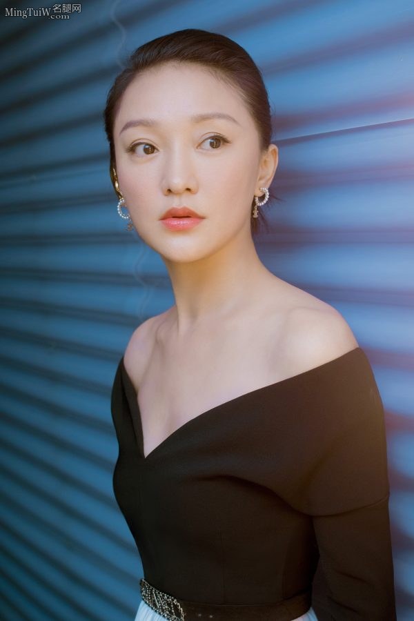 周公子周迅穿低胸露肩装踩尖头高跟鞋优雅性感(7/7)
