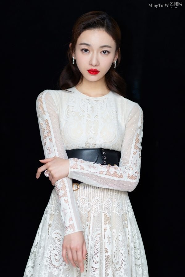 吴谨言脚踩Stuart Weitzman凉高跟鞋 车永莉为她颁奖(3/20)