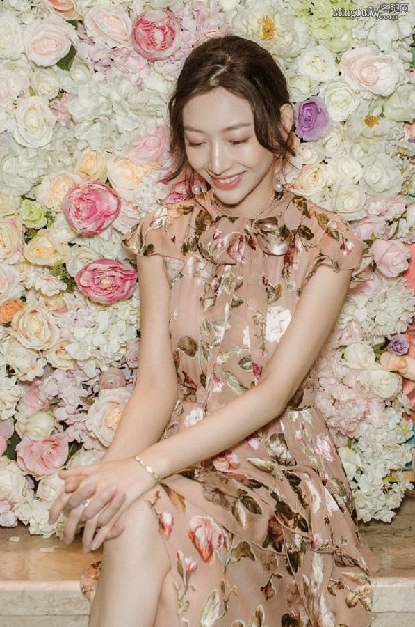 温文尔雅温雅有一双美腿和美足(3/7)