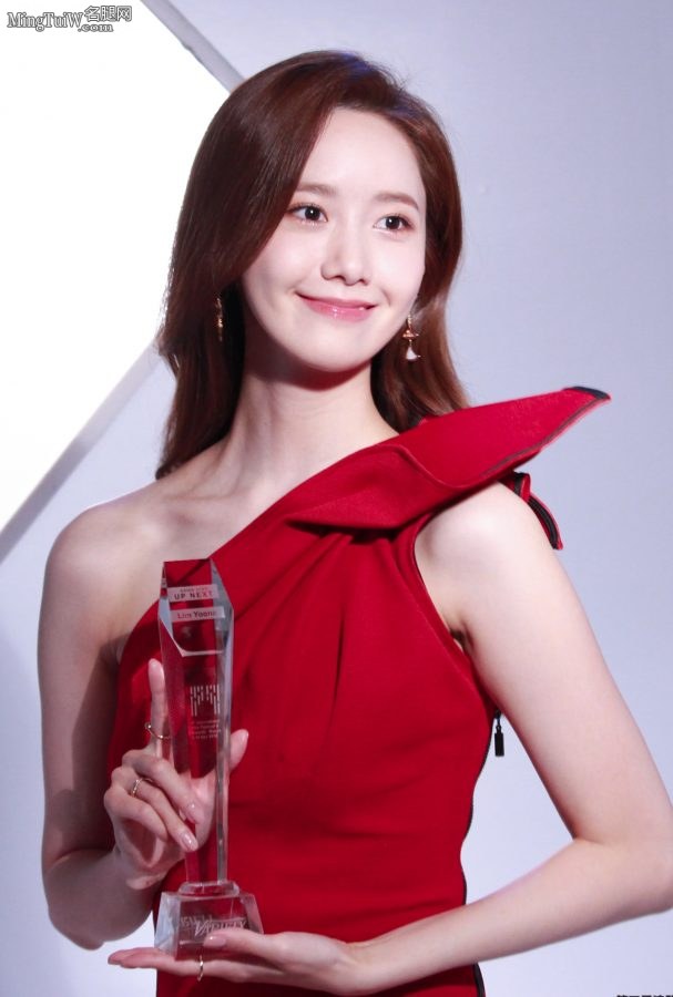 韩国人气美女林允儿一袭鲜红色开叉礼服露出长腿白足(36/48)