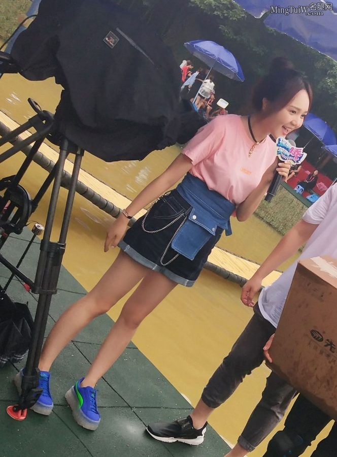 靳梦佳运动鞋美腿主持户外节目合集(10/10)
