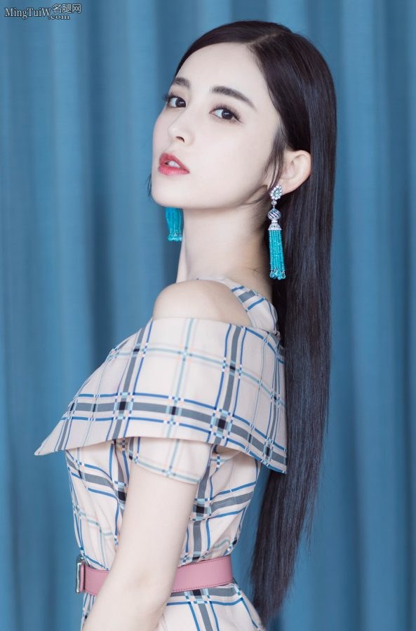 Tall and charming female star Gulinazha wears a low-cut blue dress for photos(4/6)