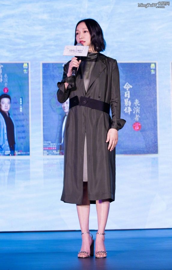 周迅美足踩精致凉高跟亮相 气质成熟缺不失灵动(1/3)
