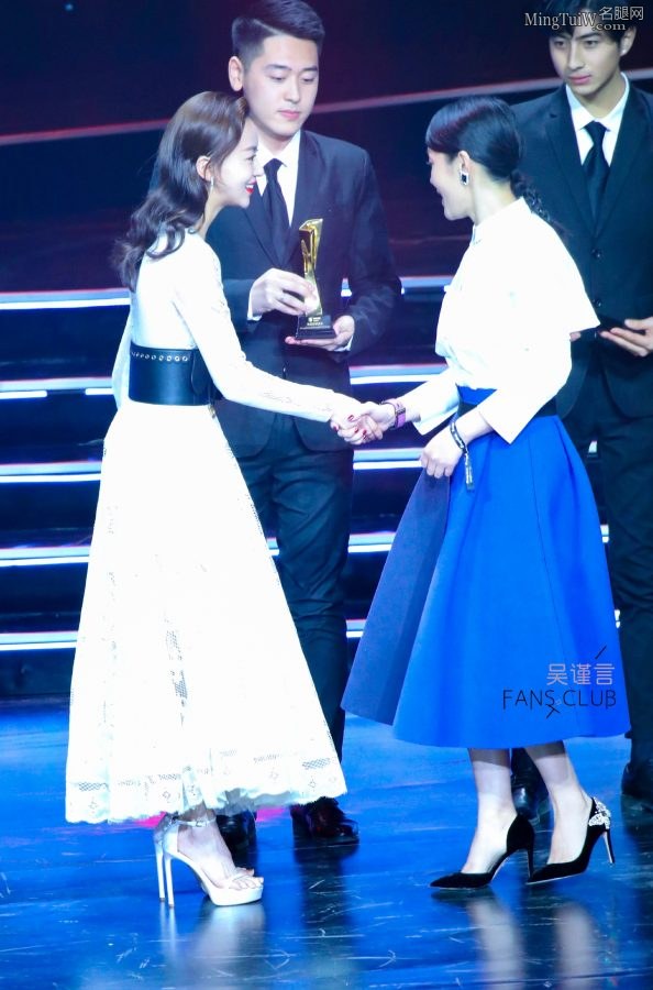 吴谨言脚踩Stuart Weitzman凉高跟鞋 车永莉为她颁奖(18/20)