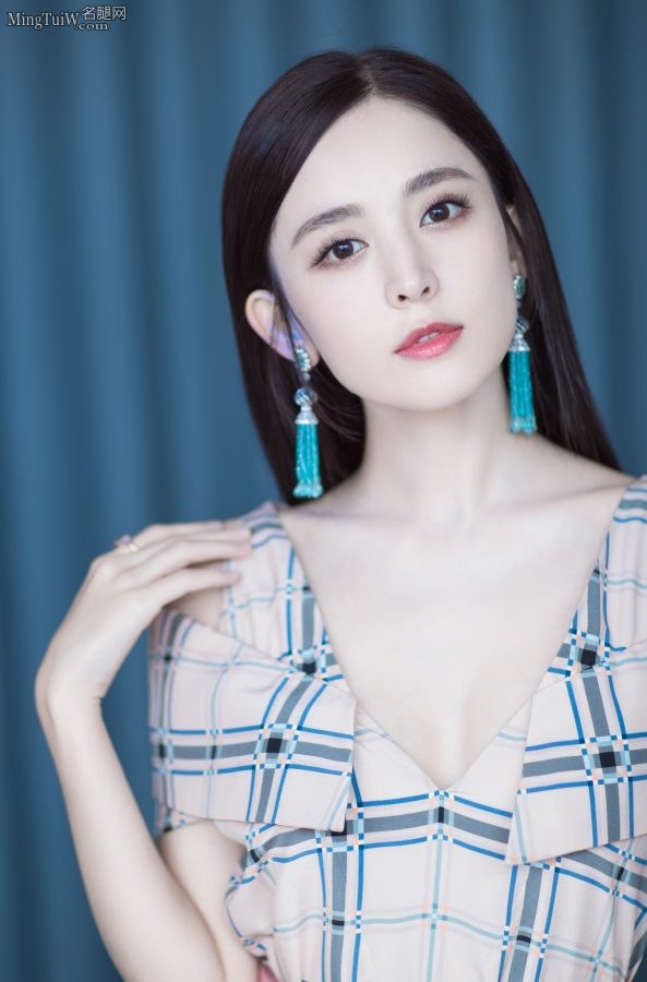 Tall and charming female star Gulinazha wears a low-cut blue dress for photos(2/6)