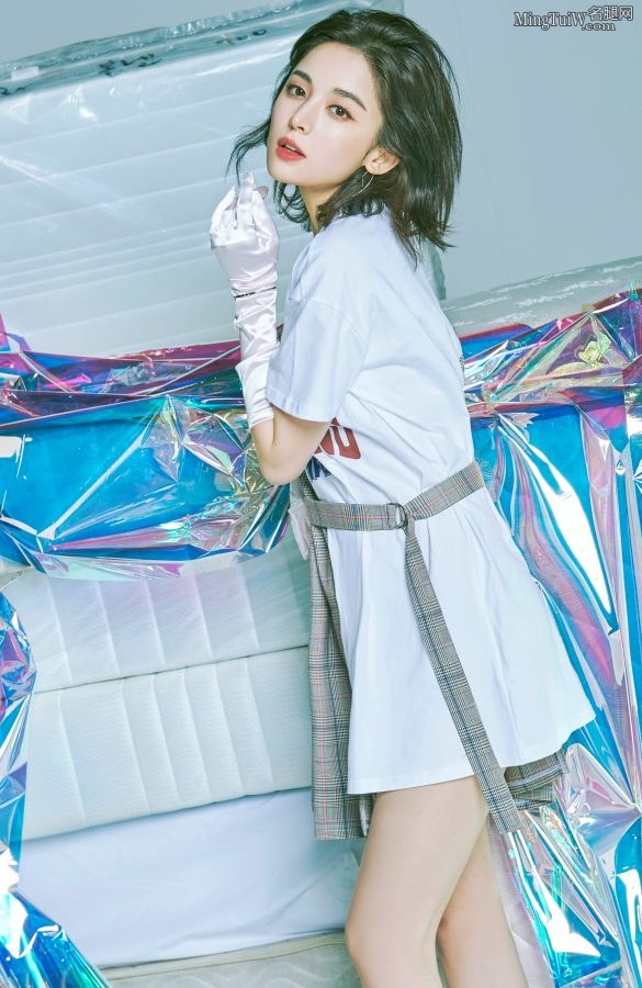 异域风情美人古力娜扎脚穿透明的靴子拍写真(2/7)