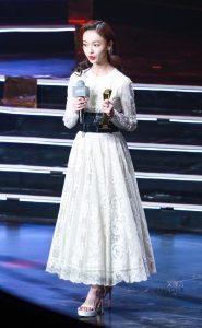 吴谨言脚踩Stuart Weitzman凉高跟鞋 车永莉为她颁奖