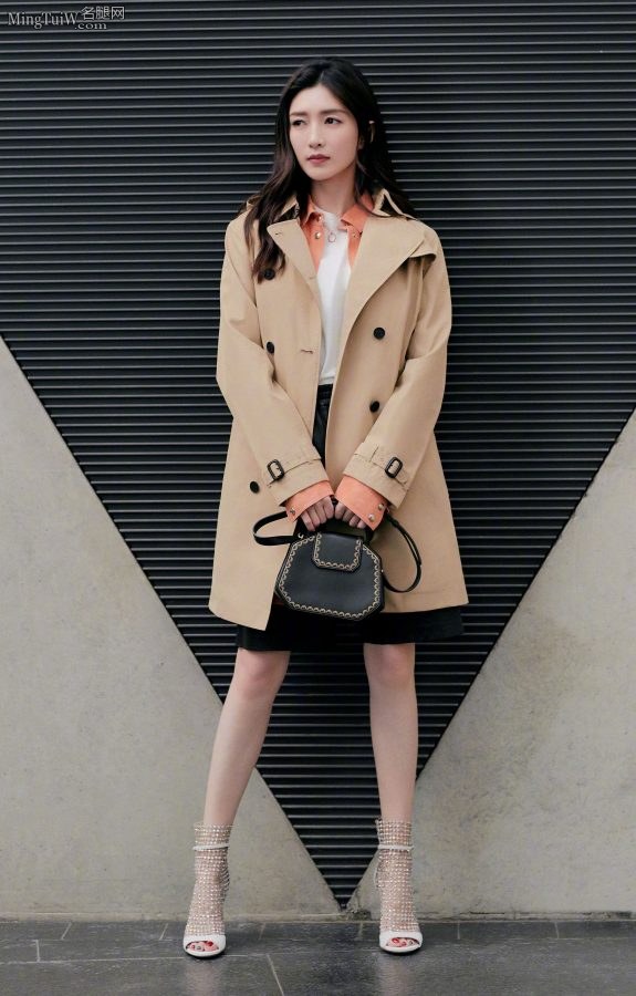 Jiang Shuying wears special high heels and reveals green and red toenails(1/3)