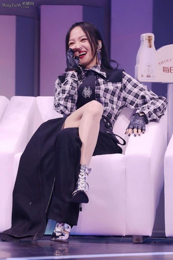 Angela Chang wears stilettos to show off her white legs when recording a singing show(4/6)