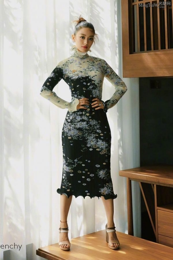 吉娜·爱丽丝登上时尚杂志展示高跟玉足（第1张/共2张）