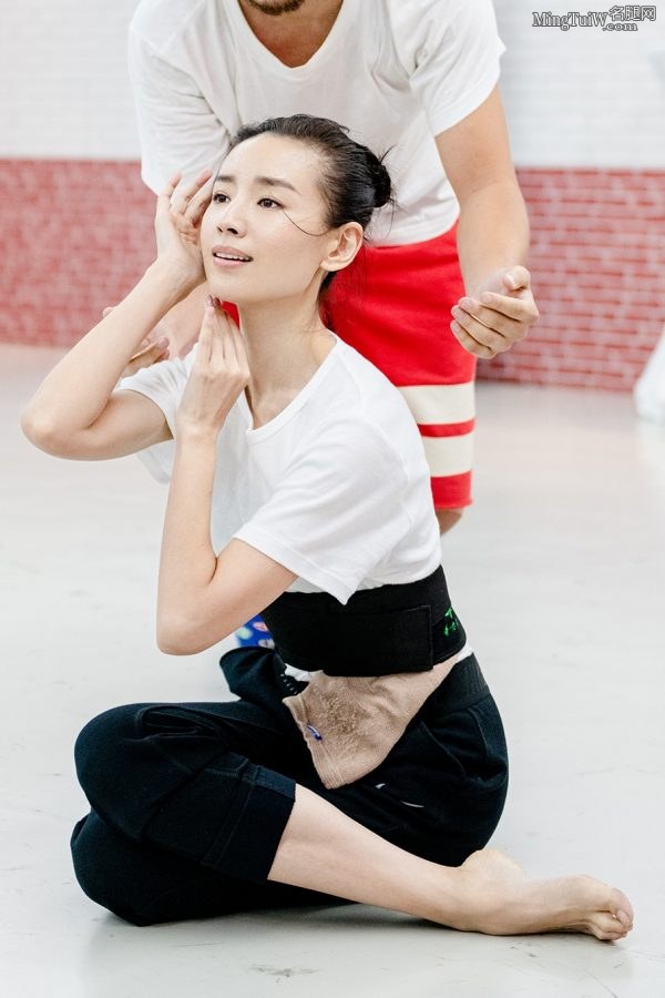 董洁光着玉足排练舞蹈(5/5)