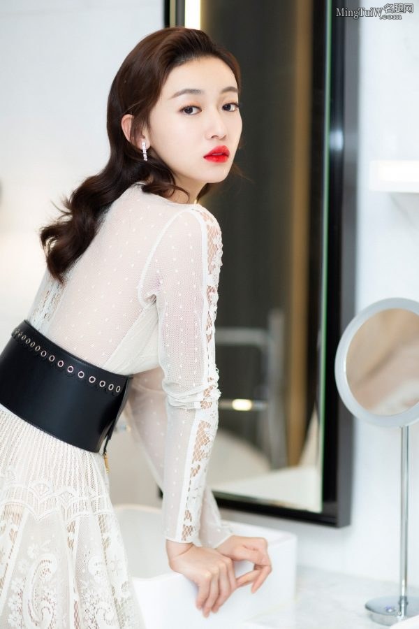 吴谨言脚踩Stuart Weitzman凉高跟鞋 车永莉为她颁奖(4/20)