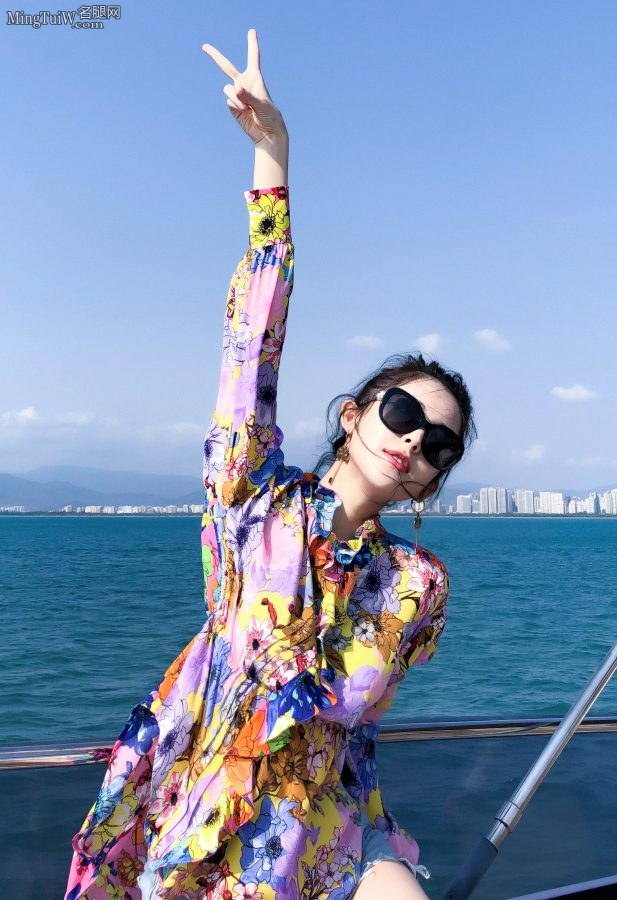 古力娜扎在游艇上秀白腿 遗憾的是没有露出全部(9/9)