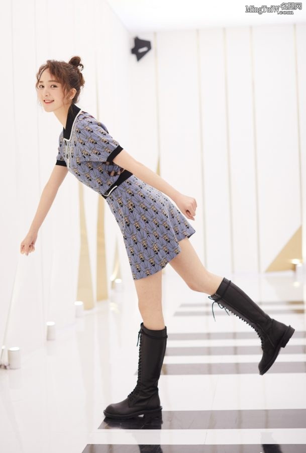 青春靓丽的女主播靳梦佳美腿长靴(3/6)