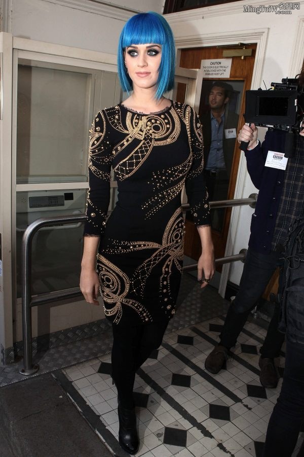 Katy Perry厚裤袜美腿 身着紧身裙展示凹凸有致身材(9/9)