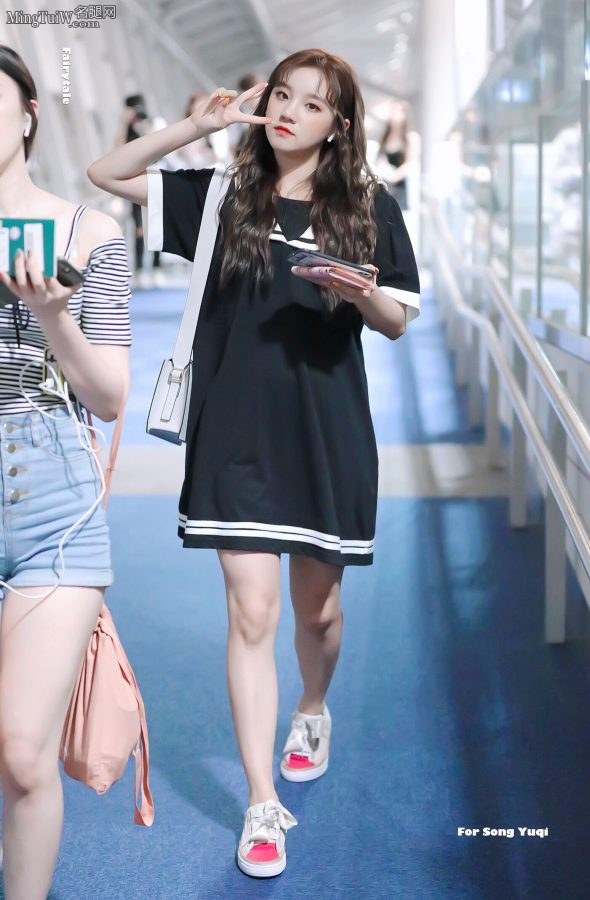 宋雨琦和叶舒华美美合照 腿都那么白(4/7)
