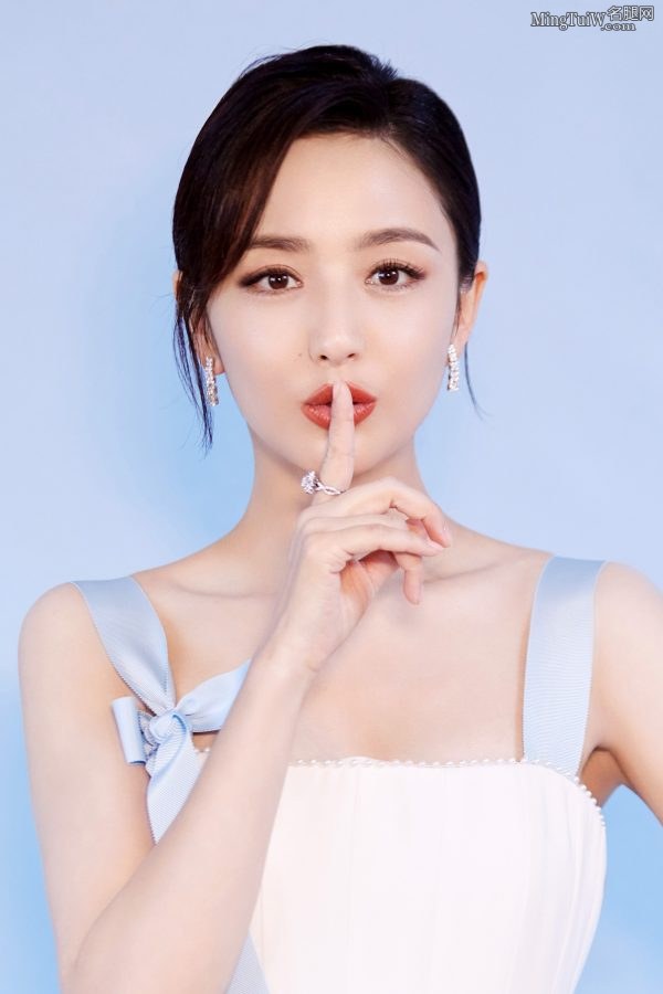 佟丽娅纤细发亮的玉腿 她也太好看了(6/7)