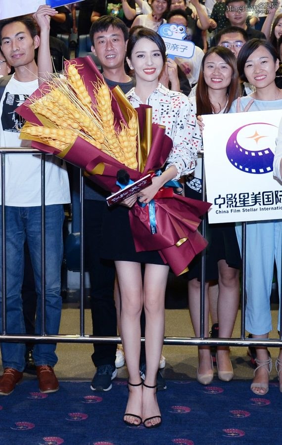 女星佟丽娅美腿穿凉高跟和粉丝合影(5/7)