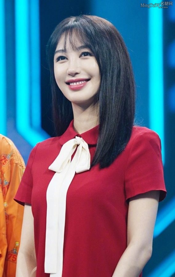 李菲儿综艺节目里夹腿坐姿 这腿太吸引人了(2/3)