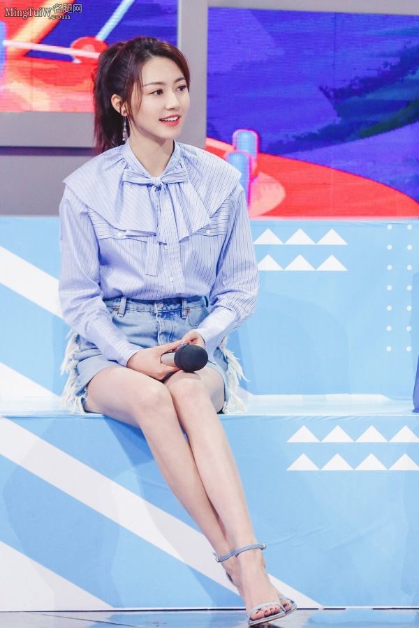 左边还是右边？黄梦莹和马丽两双美腿各有各的味道(4/4)