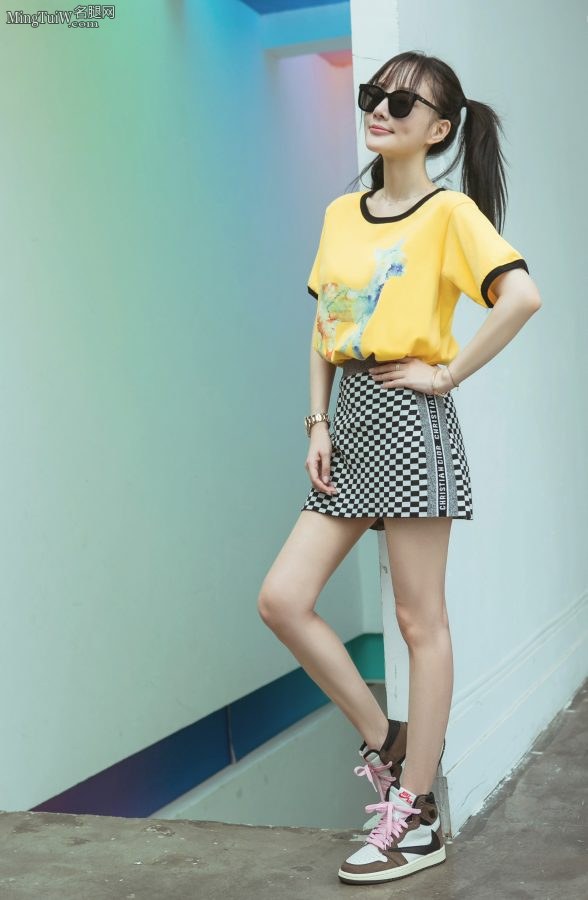 年近40岁的离异少妇李小璐扮起清纯小女生(1/7)