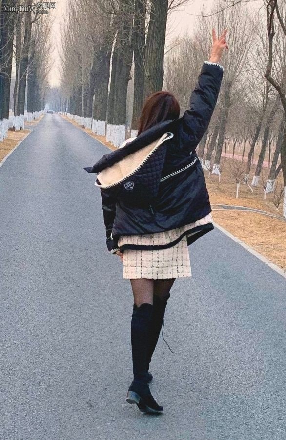 高姝瑶黑丝袜长靴生活照(4/4)