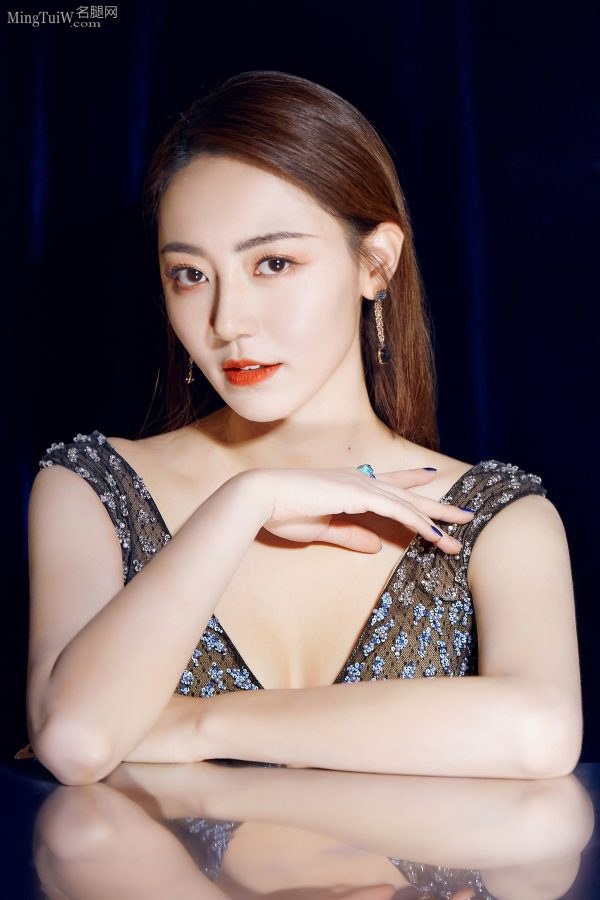 御姐黄梦莹一袭繁星低胸长裙莹美唇微张诱人(3/5)
