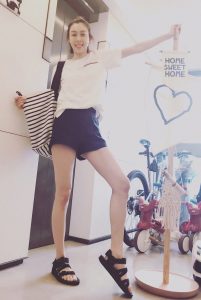女歌手范玮琪大长腿生活照片