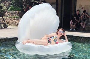 《妻子的浪漫旅行》泳装秀 左起颖儿、应采儿、谢娜、程莉莎