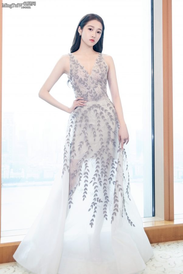 关晓彤低高级礼服展现女人味(3/6)